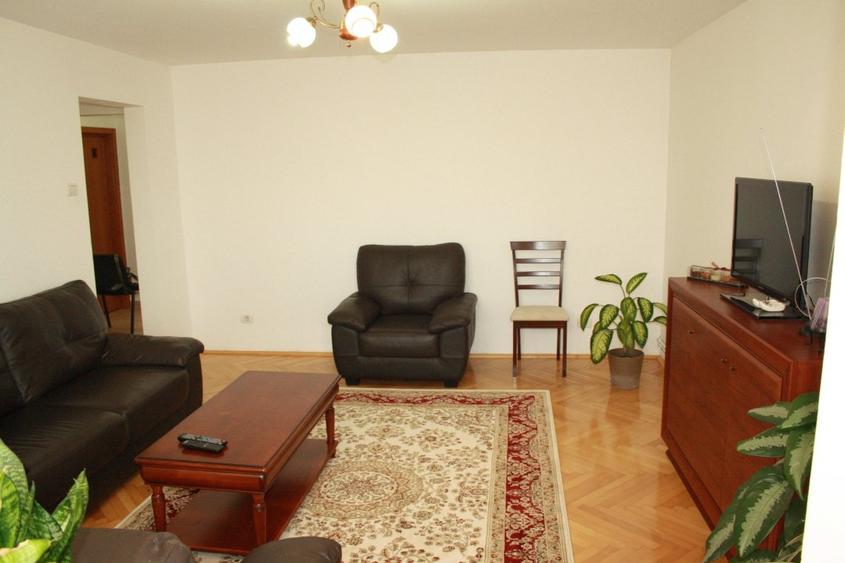 Apartament cu 3 camere decomandat, mobilat în Central