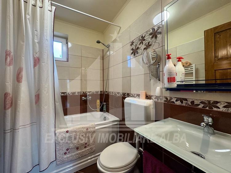 Casă individuală cu 4 camere cu Canalizare în Sud