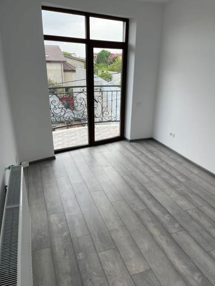 Casă cu 5 camere cu Teren 300 Mp în Mihai Bravu