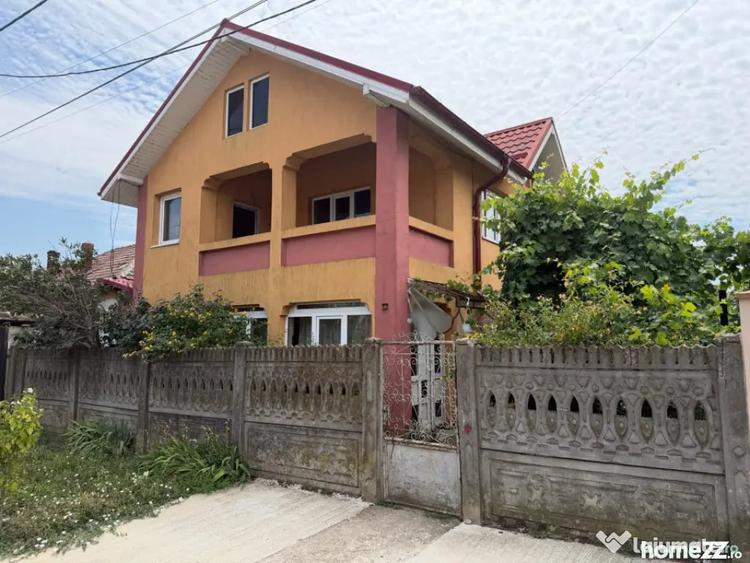 Casă cu 4 camere cu Teren 250 Mp în Podari