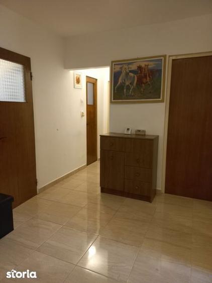 Apartament cu 4 camere decomandat în Gruia