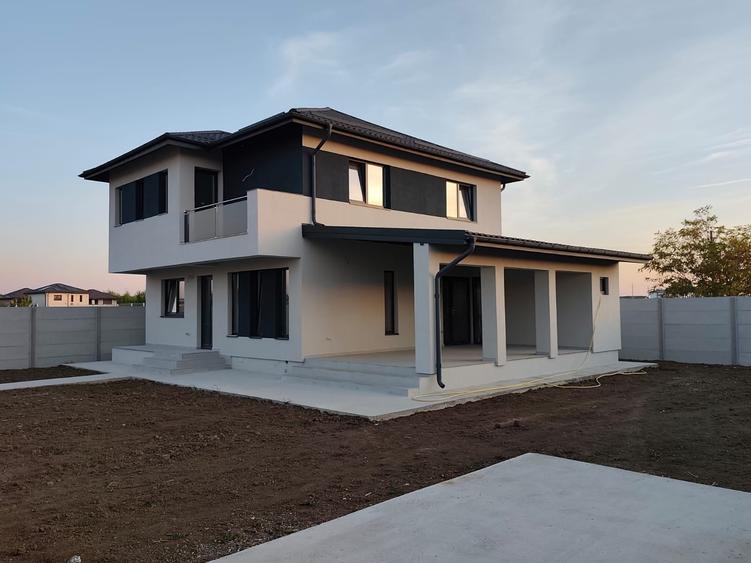 Casă individuală cu 4 camere cu Teren 484 Mp în Bâcu