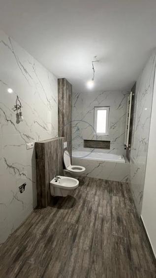 Apartament cu 4 camere decomandat în Central