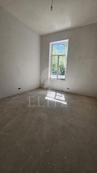Apartament cu 4 camere semidecomandat în Central