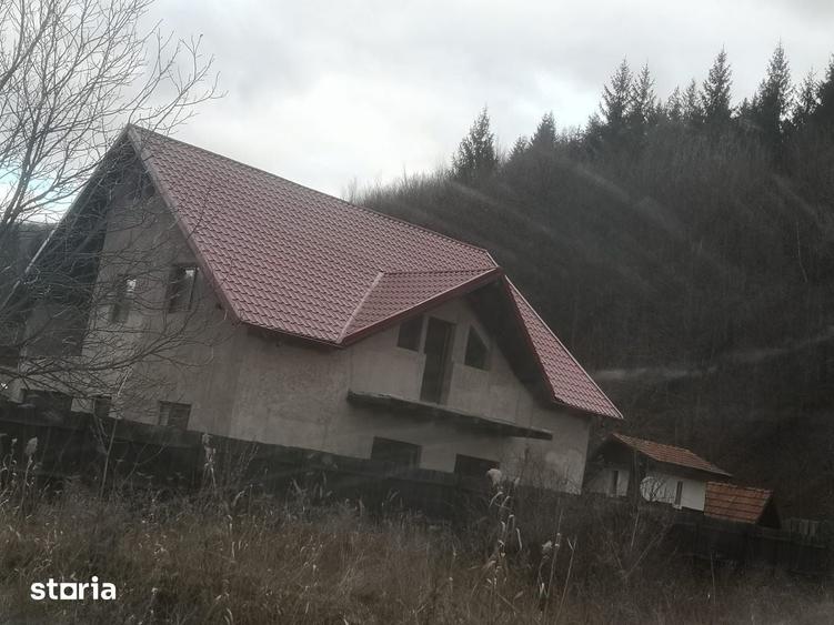 Casă cu 4 camere cu Teren 1000 Mp în Oituz