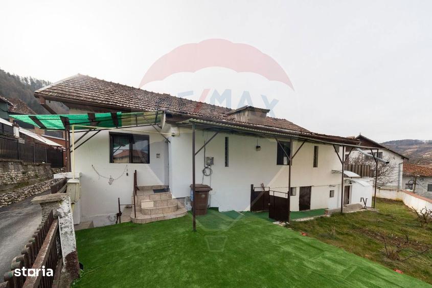 Casă cu 3 camere cu Teren 300 Mp în Schei