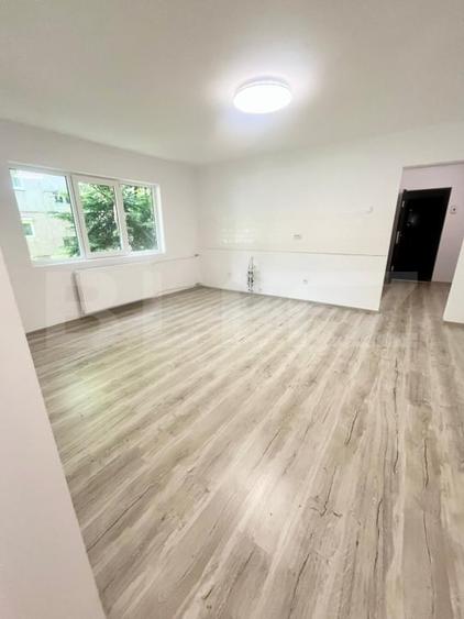 Apartament cu 3 camere semidecomandat în Rogerius