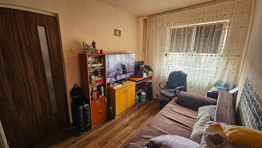 Apartament cu 3 camere semidecomandat, mobilat în Valea Rosie