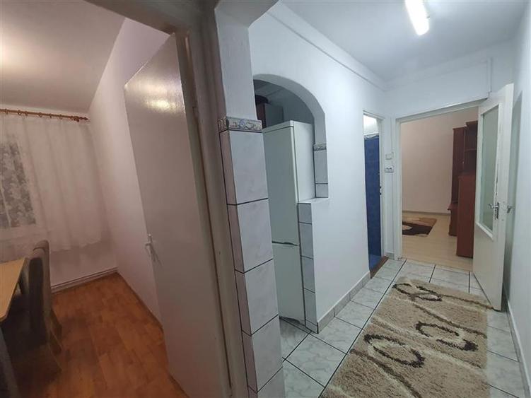 Apartament cu 3 camere semidecomandat, mobilat în Central