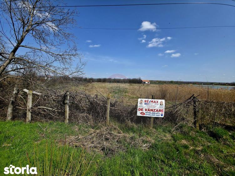 Teren de 7000 mp, în Girov