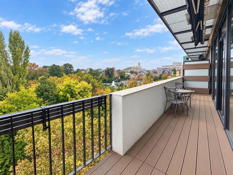 Penthouse cu 3 camere decomandat, mobilat în Parcul Carol