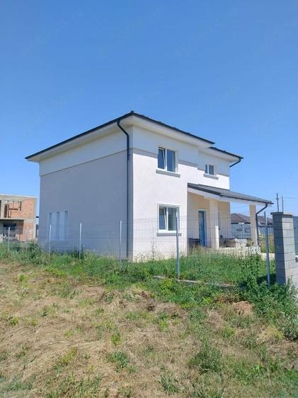 Casă cu 4 camere cu Teren 354 Mp în Crevedia