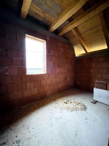 Casă cu 5 camere cu Canalizare în Exterior Est