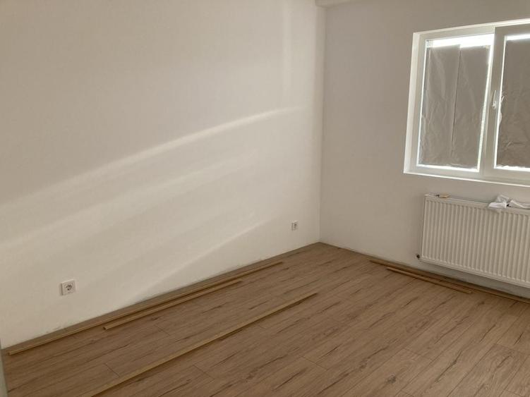 Apartament cu 3 camere semidecomandat în Exterior Vest
