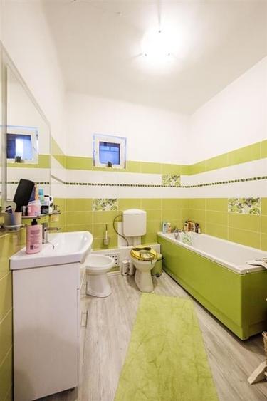 Apartament cu 3 camere semidecomandat, mobilat în Central
