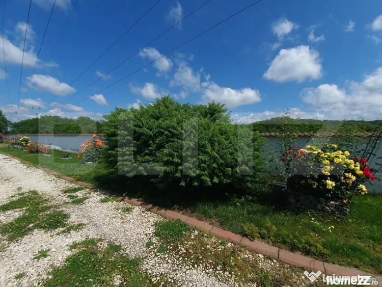 Casă cu 5 camere cu Teren 2022 Mp în Valea