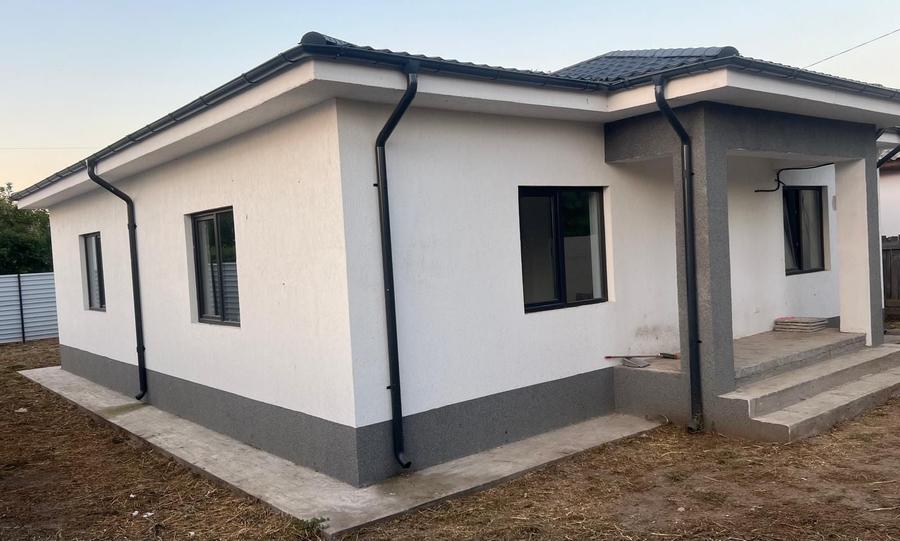 Casă cu 4 camere în Poarta Albă
