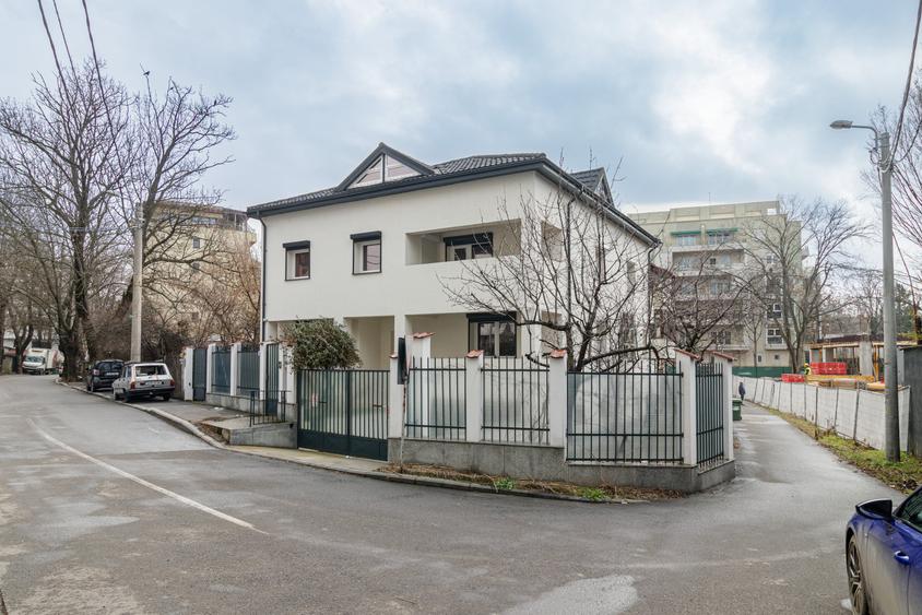 Casă individuală cu 6 camere cu Canalizare în Herăstrău