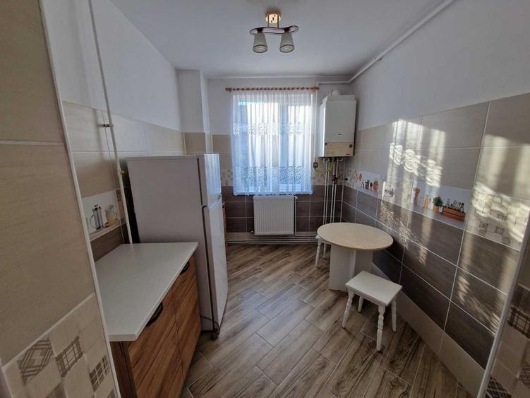 Apartament cu 2 camere semidecomandat, mobilat în Central