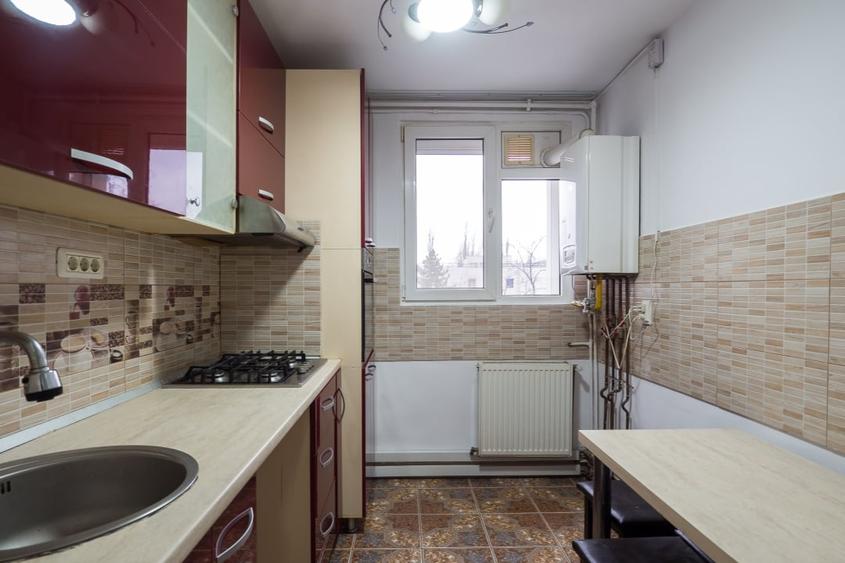 Apartament cu 3 camere decomandat, mobilat în Titan