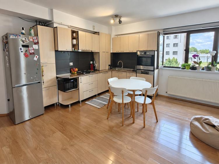 Apartament cu 3 camere semidecomandat în Nord-Est