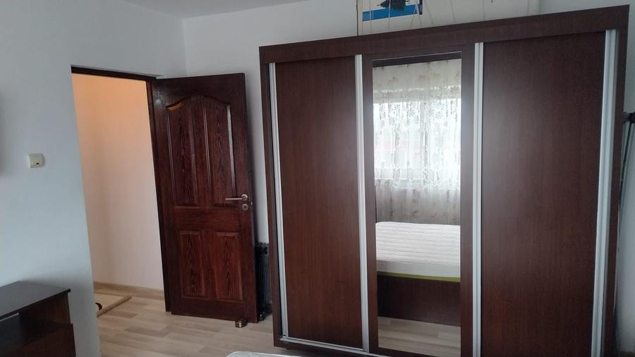 Apartament cu 3 camere semidecomandat în Satu Nou