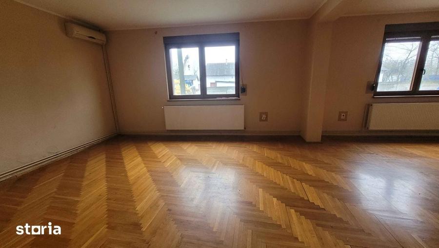 Vand urgent, imobil cu 3 case si 2 anexe: Casa1:P+E+M; Casa2:P+M; C3:P - 8