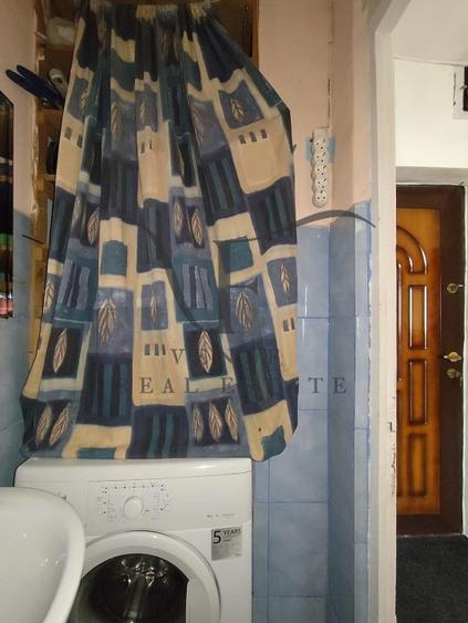 Apartament cu 3 camere semidecomandat în Tei