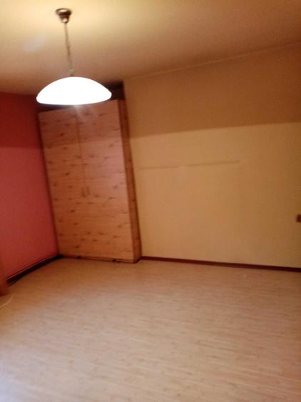 Casă cu 3 camere semidecomandat în Central