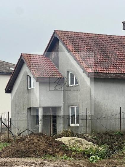 Casă individuală cu 6 camere cu Canalizare în Central