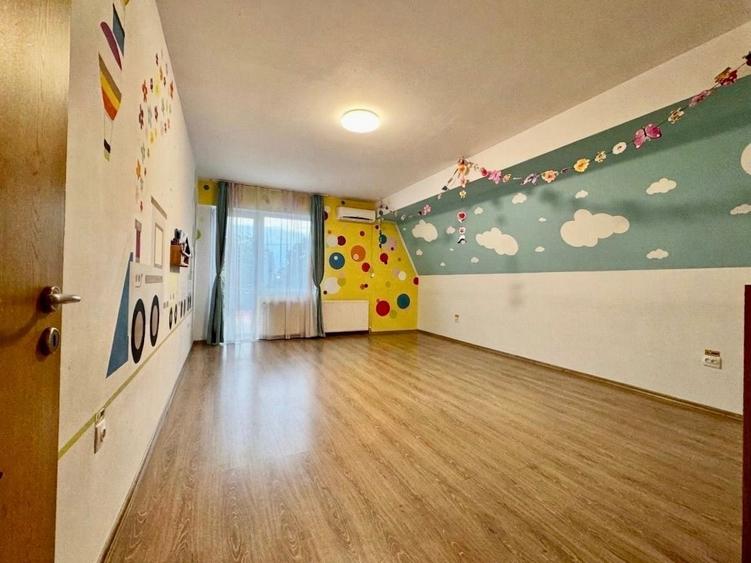Casă individuală cu 7 camere cu Canalizare în Aradului