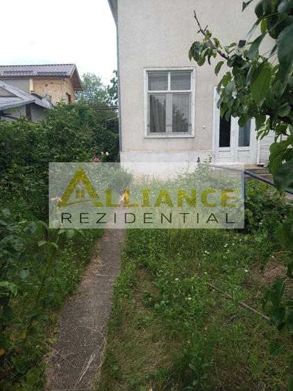 Casă individuală cu 6 camere cu Canalizare în Central