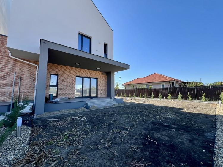 Casă cu 4 camere cu Teren 316 Mp în Săcălaz