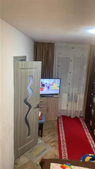 Apartament cu 3 camere semidecomandat în Tătărași
