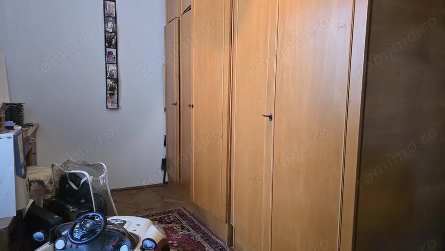 Apartament cu 4 camere semidecomandat în Gojdu