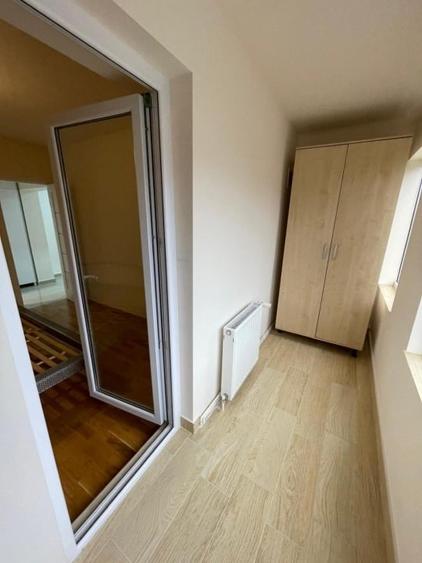 Inchiriez ap. 2 camere, minim 2 ani, renovat, garaj, et.2, lift, balcon 12 mp. - 7