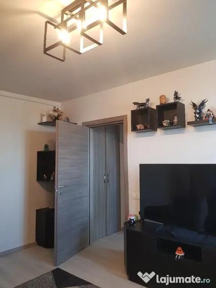 Apartament cu 2 camere semidecomandat în 1 Mai