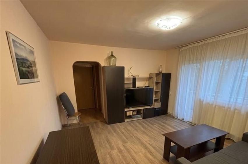 Apartament cu 3 camere semidecomandat, mobilat în Complex Studențesc