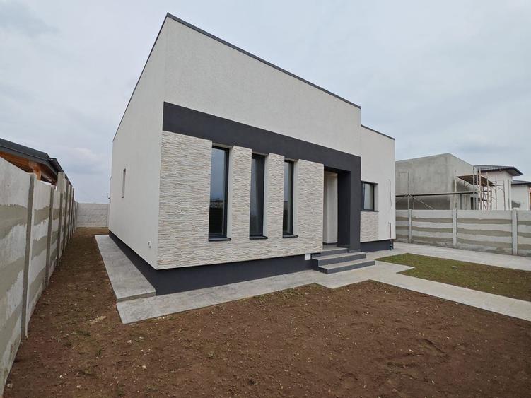 Casă individuală cu 4 camere cu Canalizare în Berceni