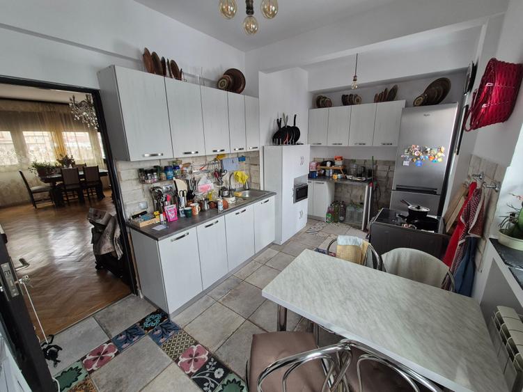 Apartament cu 4 camere semidecomandat în Universitate
