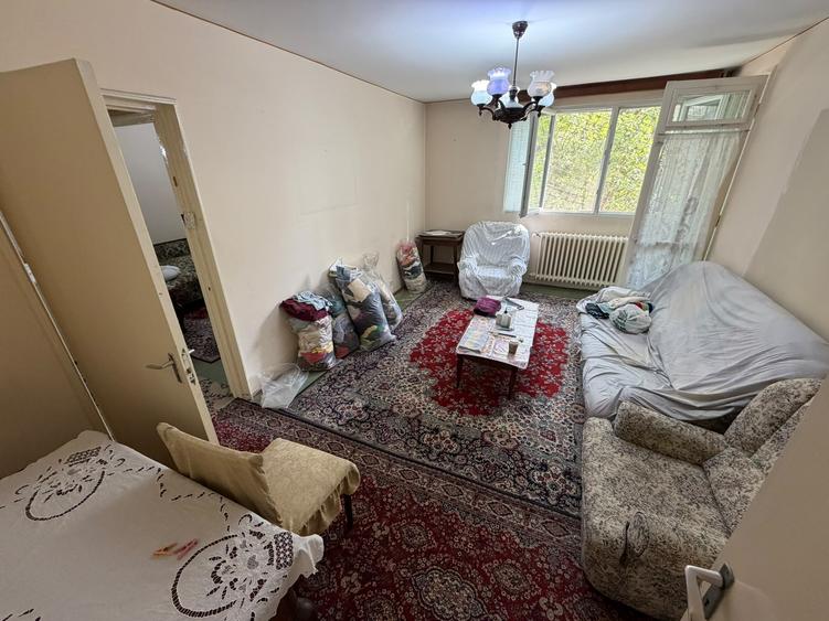 Apartament cu 3 camere semidecomandat în Titan