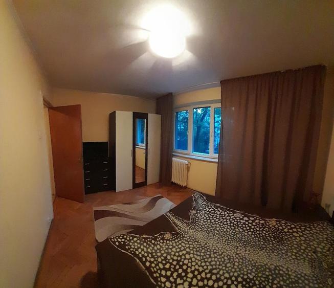 Apartament cu 3 camere semidecomandat în Drumul Taberei