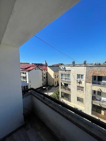 Apartament cu 2 camere semidecomandat, mobilat în Central