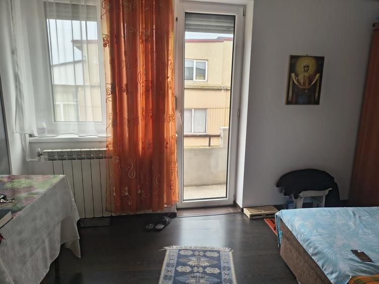 Apartament cu 4 camere semidecomandat în Cazino