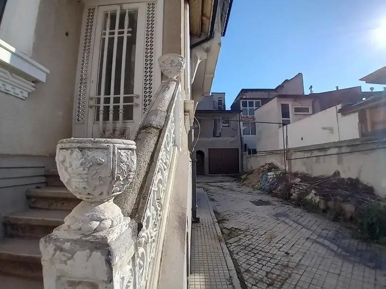 Casă cu 11 camere cu Teren 443 Mp în Vitan