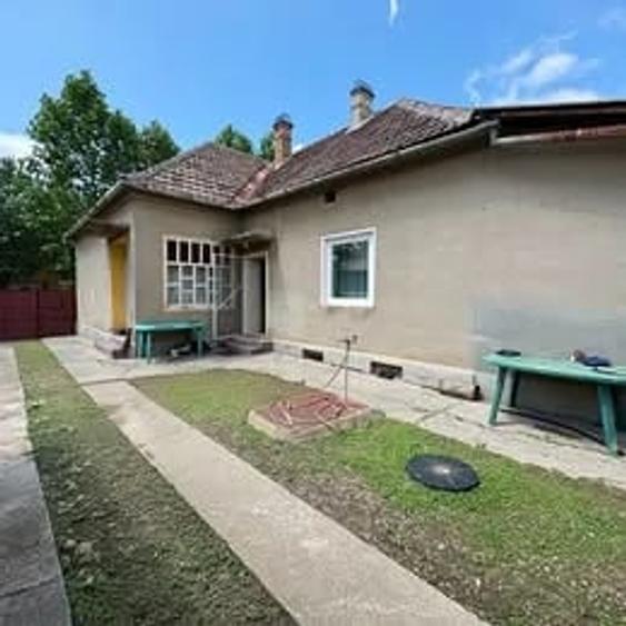 Casă cu 3 camere cu Teren 1439 Mp în Central