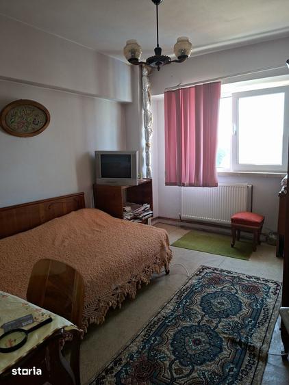Apartament cu 4 camere decomandat în Rovine
