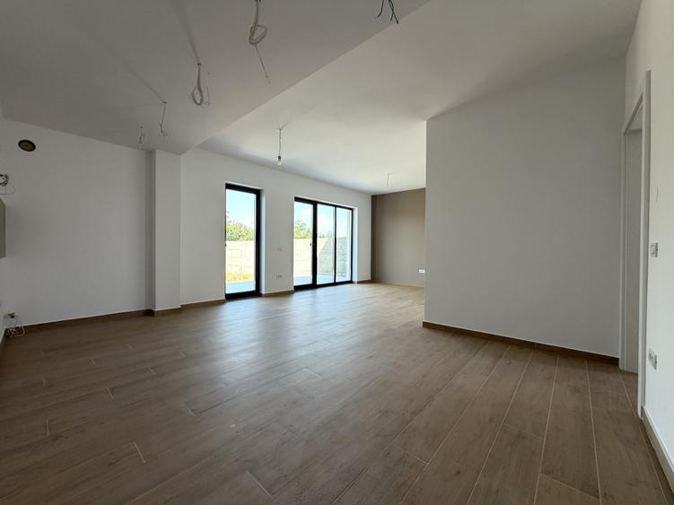 Duplex cu 4 camere cu Canalizare în Covaci