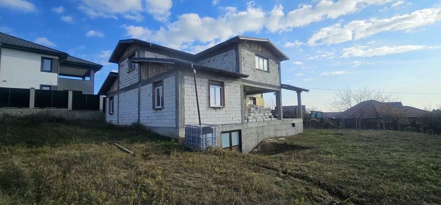 Casă individuală cu 5 camere cu Canalizare în Nord