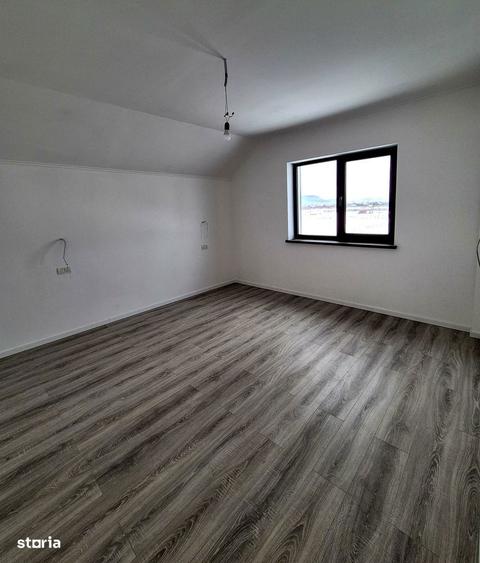 Casă cu 4 camere cu Garaj în Sânpetru